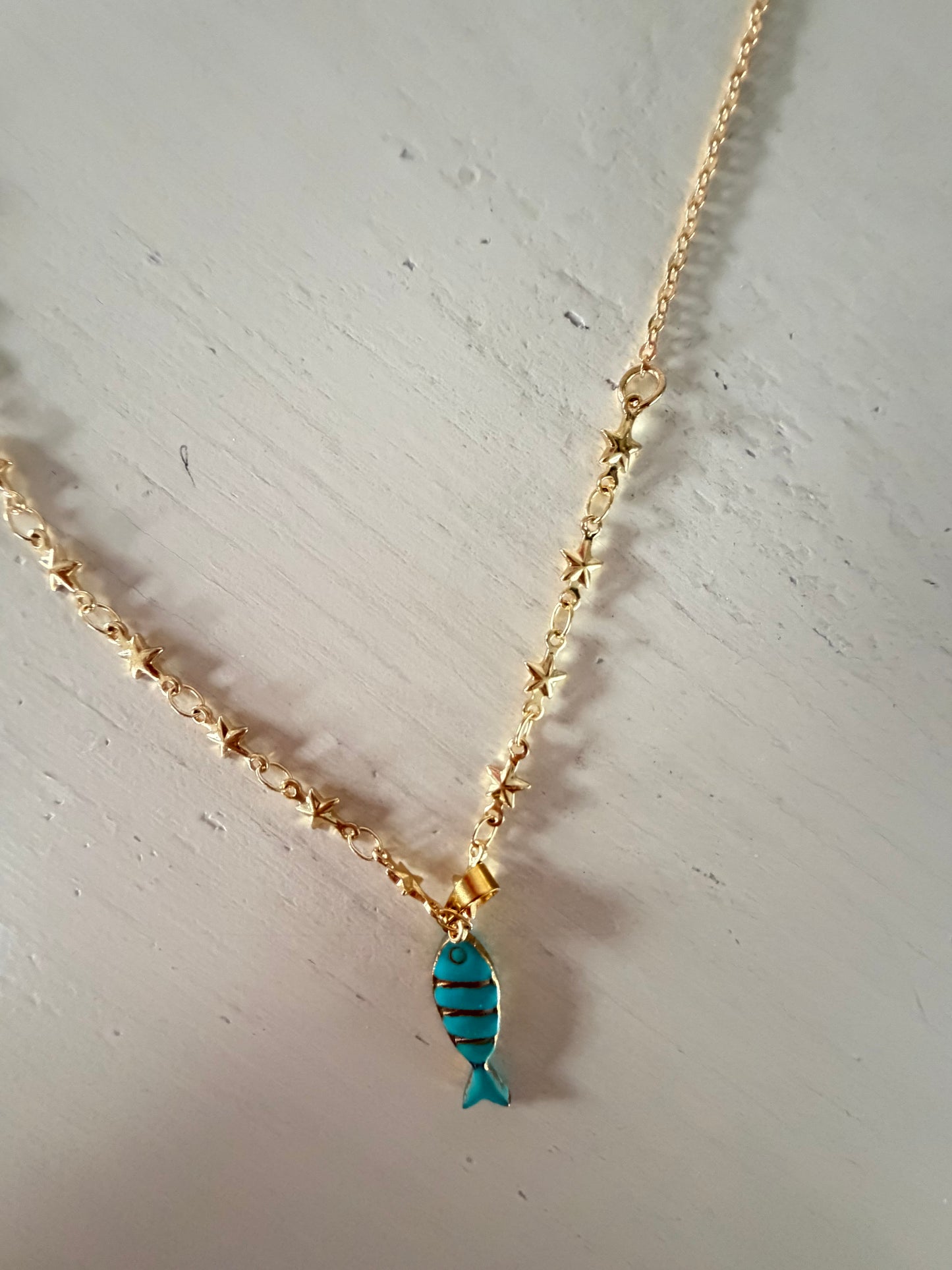 Collier Chaîne Étoiles & Poisson Turquoise – 48 cm