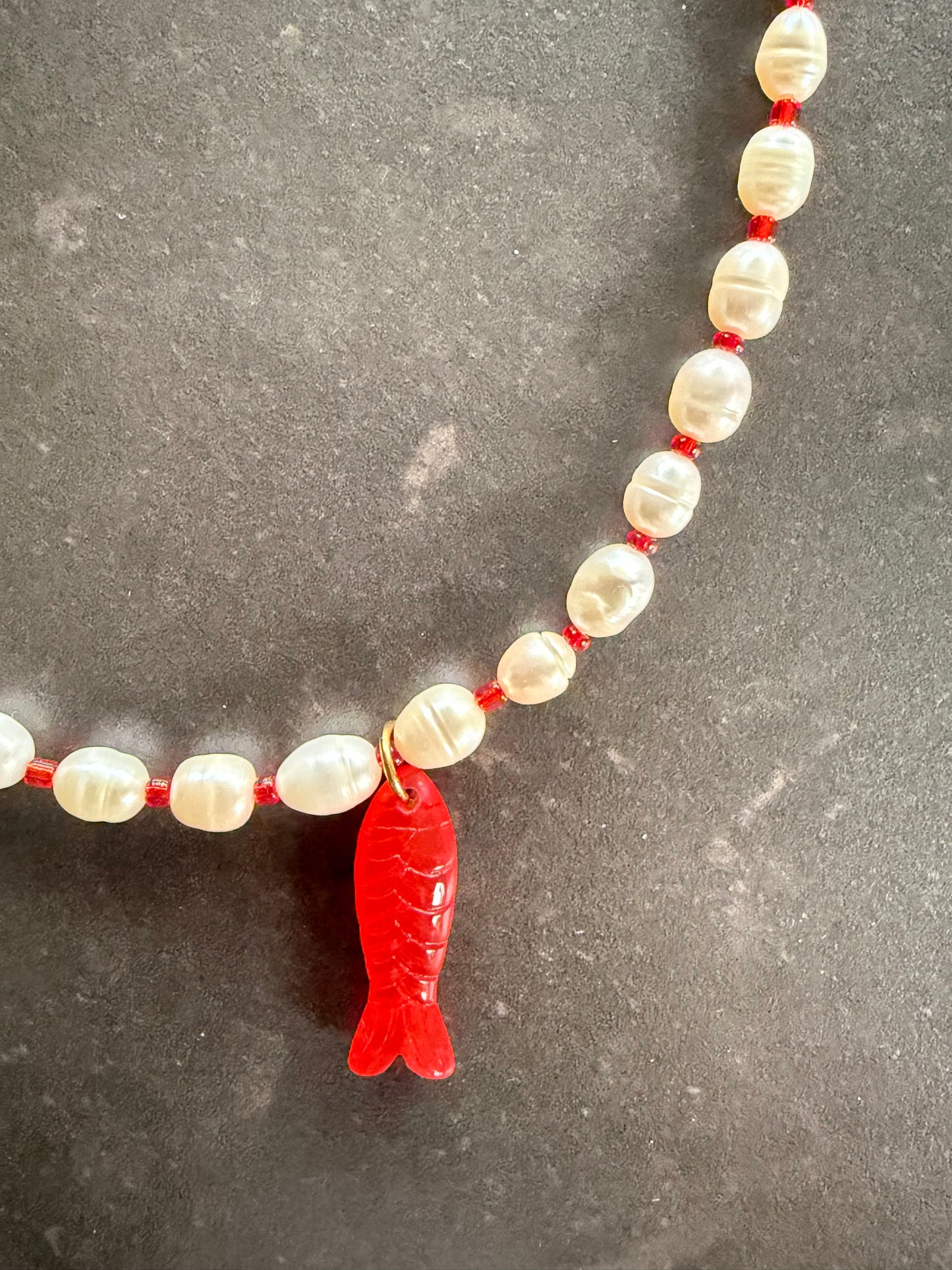 Collier Perles Blanches & Poisson Rouge